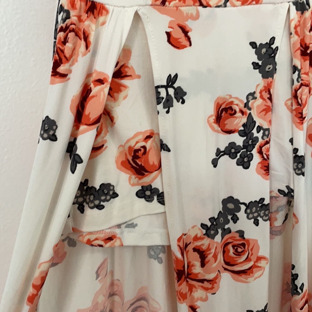 Adorable white dress with floral patterns - Picture 2 of 4